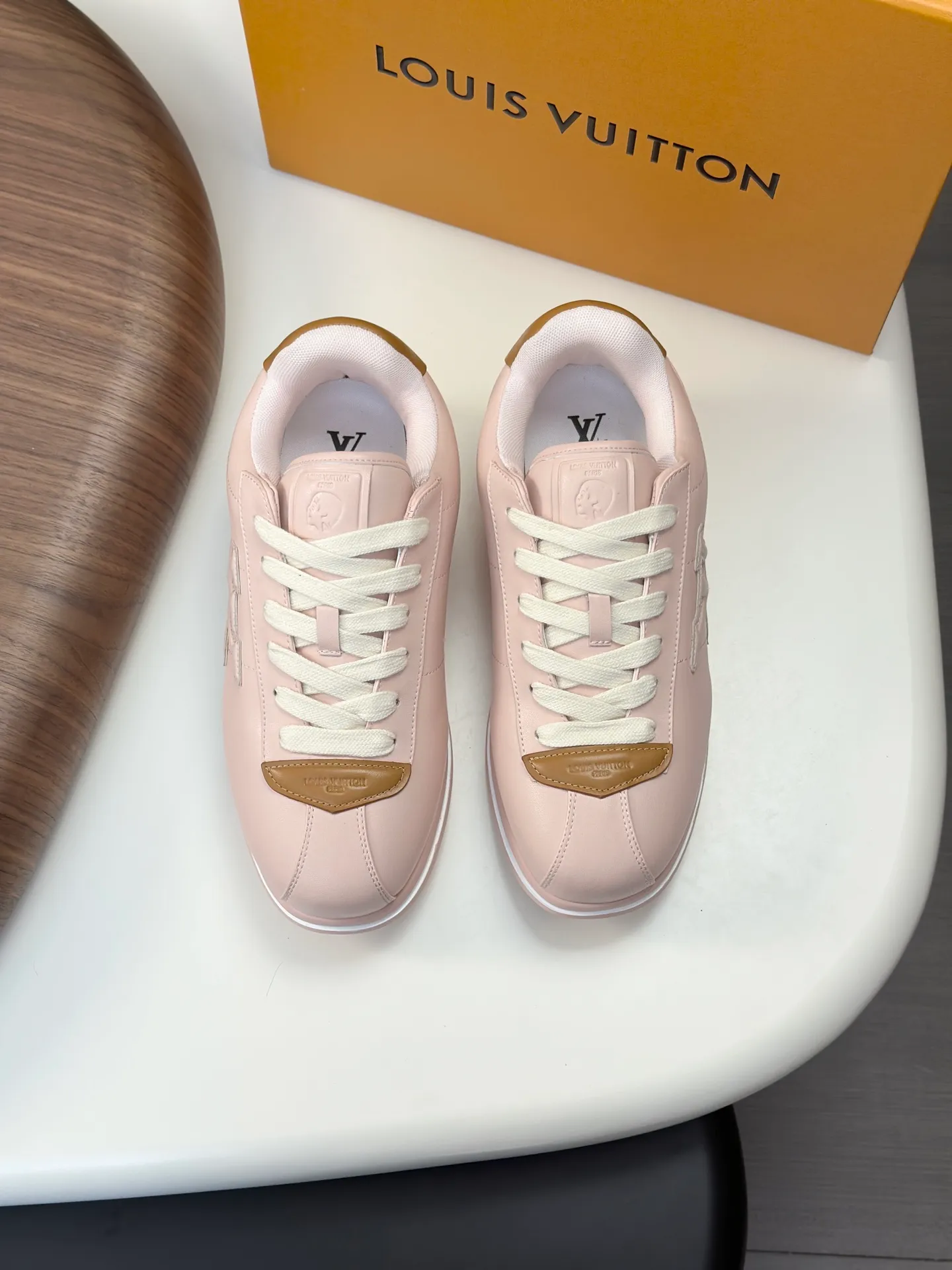 Factory direct sale ¥700💰Full set of packaging💰Top version LV-Louis Vuitton-Classic catwalk new style 1:1 developed replica of the original version! ! The upper foot is very comfortable. It is made of luxurious materials and fine workmanship. The midsole is printed with English letters "Made in Europe". The upper is made of calfskin imported from Italy. The side is decorated with the brand's LOGO and signature. The latest latex foot pads and mesh lining make the foot feel super comfortable. The original two-color TPU combination outsole is specially provided by the original factory. Bag technology Goodyear stitched edges Fabric: Exclusive custom first-layer cowhide Accessories: Exclusive private model Vuitton logo, lining: Customized silk mesh lining - first-layer silk cowhide lining Outsole: TPU combination outsole wear-resistant, non-slip and anti-yellowing Foot pads: new latex pads-mesh sweat-absorbent Counter technology: fully computerized sewing machine wire drawing Toe box back cover Hot and cold shaping Full set of pull-top last with medium and low logo pattern Counter packaging - Shoelaces, certificates, cards, instructions, certificates of quality, dust bags, the most comprehensive packaging on the Internet, men's size 339-44 (38/45 custom-made, non-refundable!